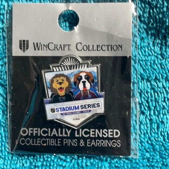 New NHL stadium series 2020 lapel pin - Picture 1 of 4